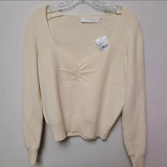Astr cream long sleeve sweetheart neck sweater Size XL - Picture 2 of 6